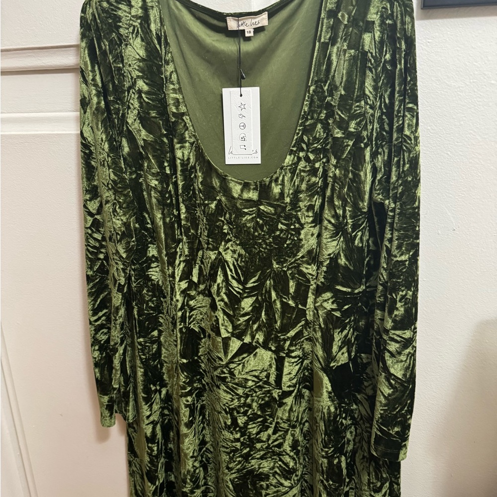 Little Lies Green Velvet Long Sleeve Dress worn by Taylor Swift